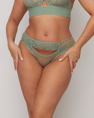 Kaitlin Brazilian : Basil Green